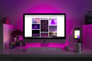 Postazione con doppio monitor su scrivania