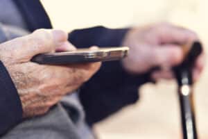 Consigli tecnologici per anziani: Guida semplice e pratica