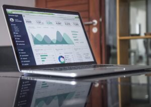 Creazione sito web aziendale su laptop