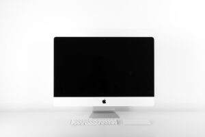 Monitor da ufficio su scrivania professionale