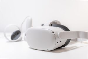 Persona che utilizza visore di realtà virtuale in ufficio