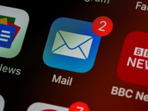 Gestione email aziendali su schermo computer