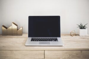 Notebook ricondizionato aperto sulla scrivania