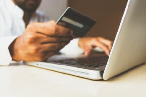 Protezione privacy online lucchetto su schermo